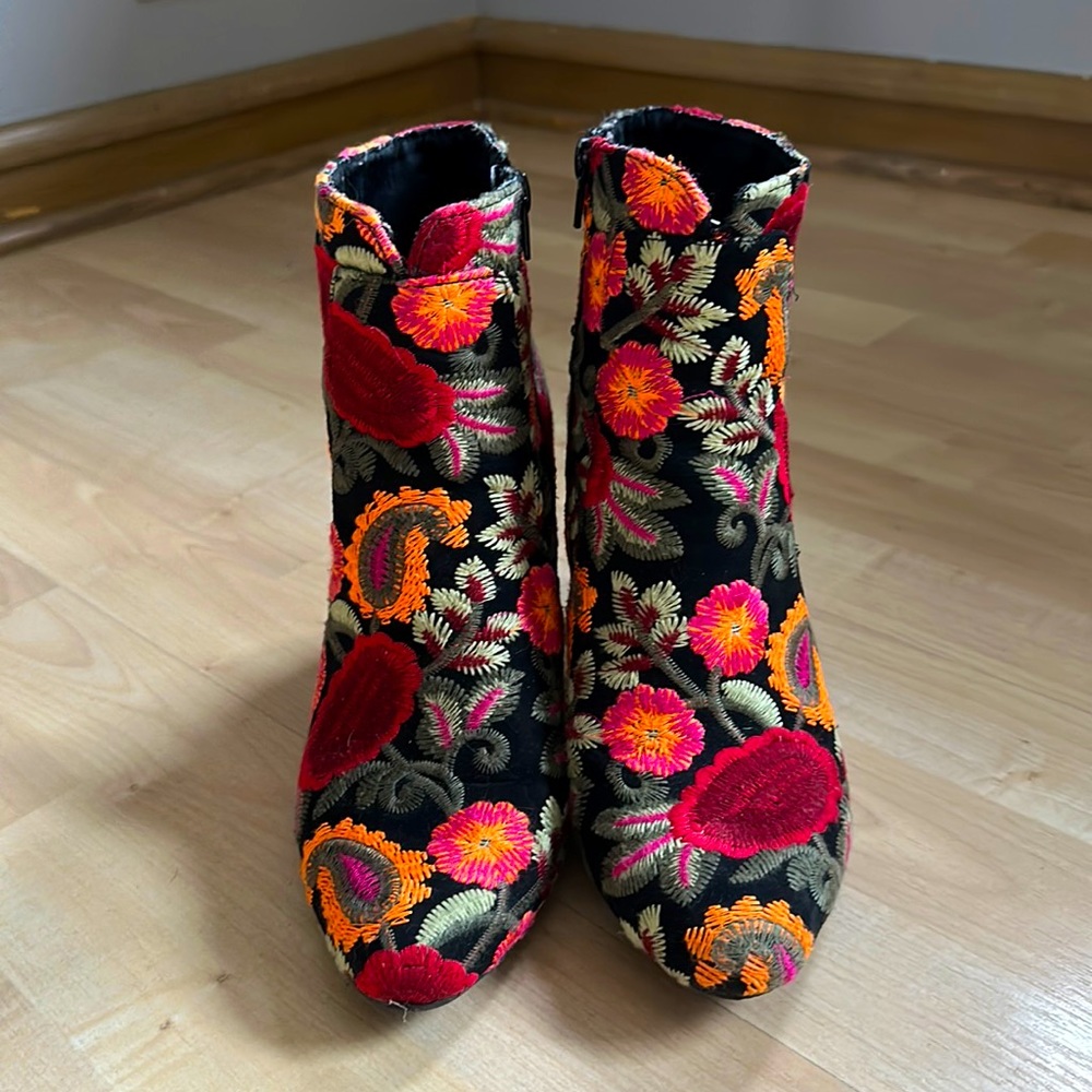 MIA flower booties | size 9 slightly used